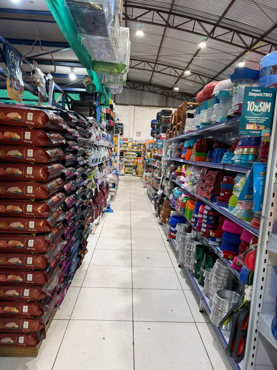 Corredor com rações e acessórios no interior da Agromar