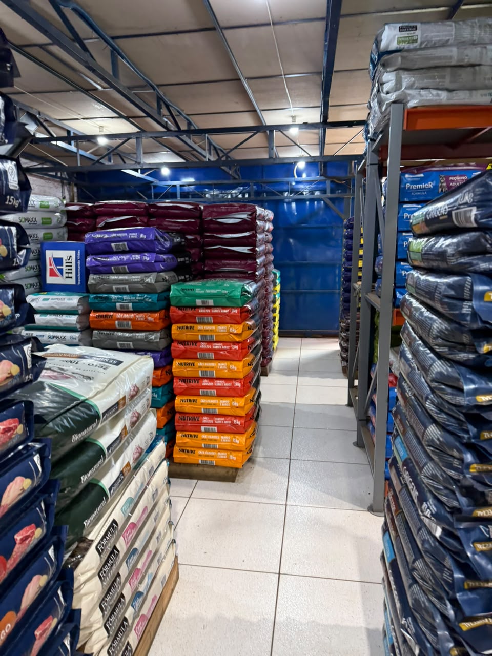 Corredor com pilhas de sacos de ração na Agromar