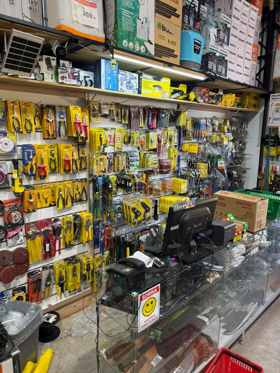 Ferramentas manuais expostas na Agromar