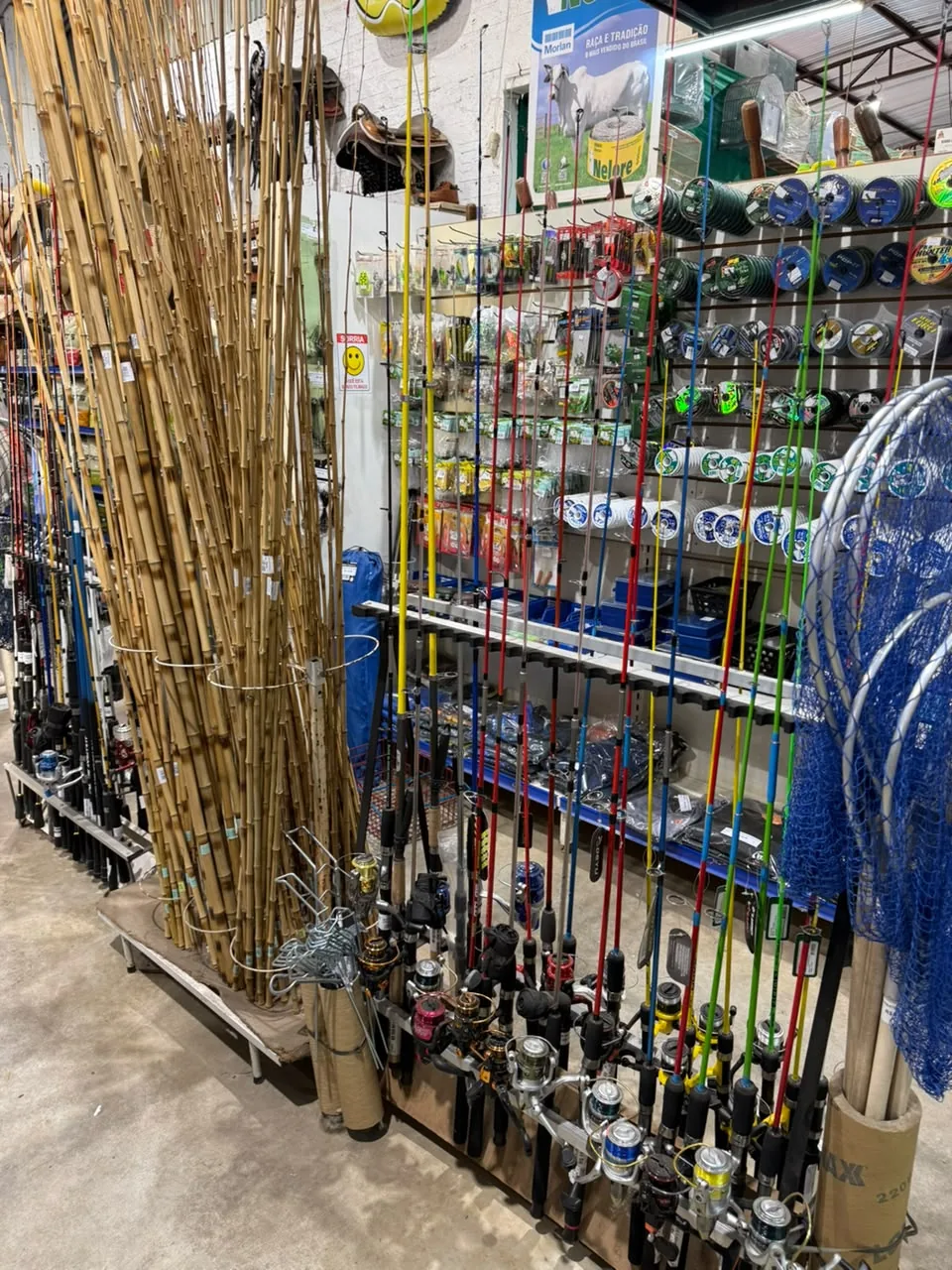 Varas e artigos de pesca expostos na Agromar