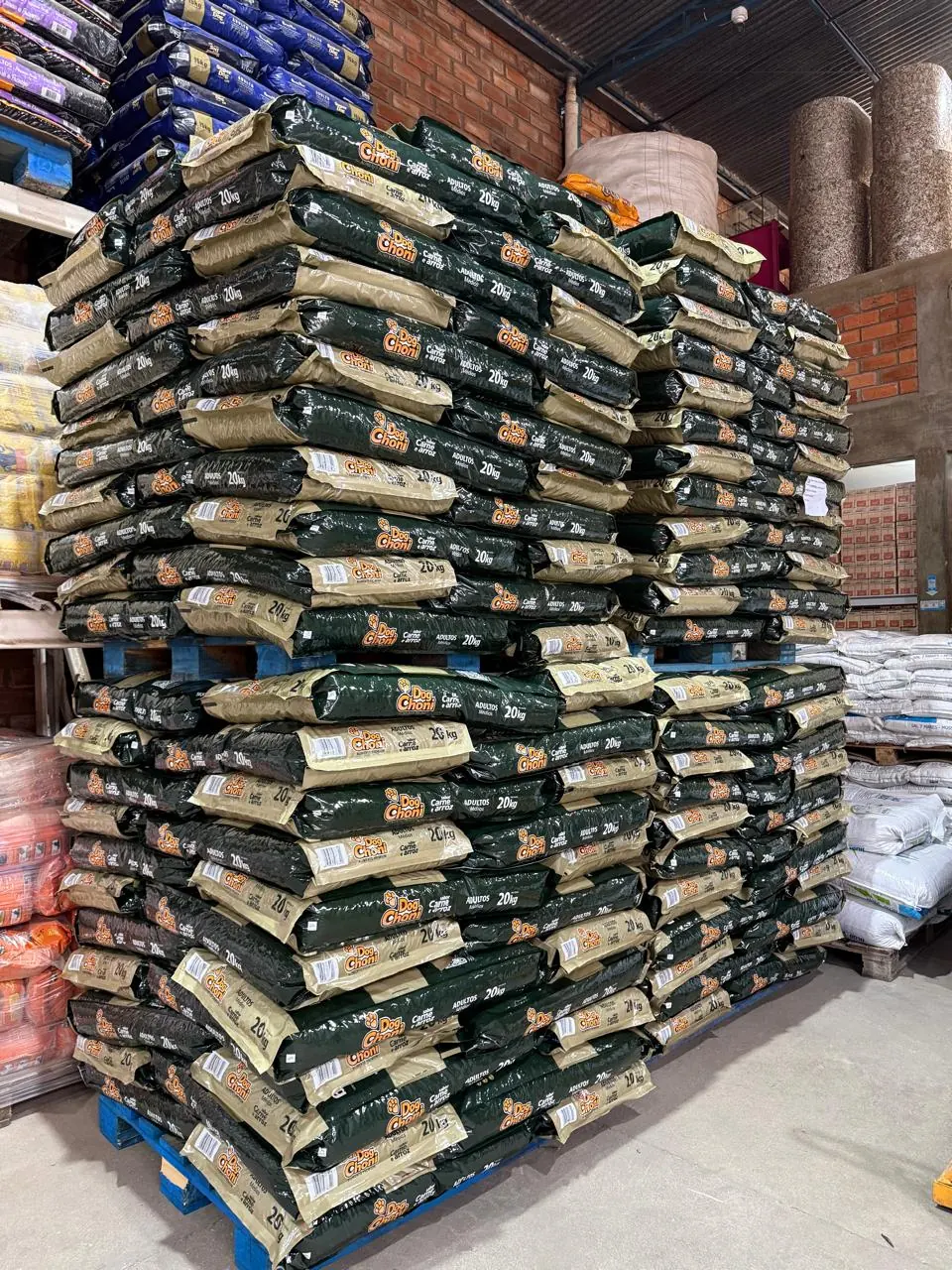 Pallet com sacos de ração para cães no estoque da Agromar