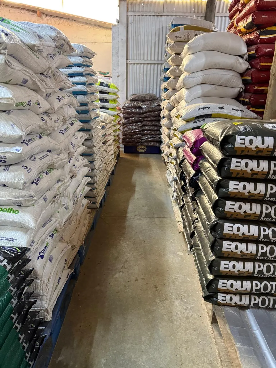 Sacos de ração para animais no estoque da Agromar
