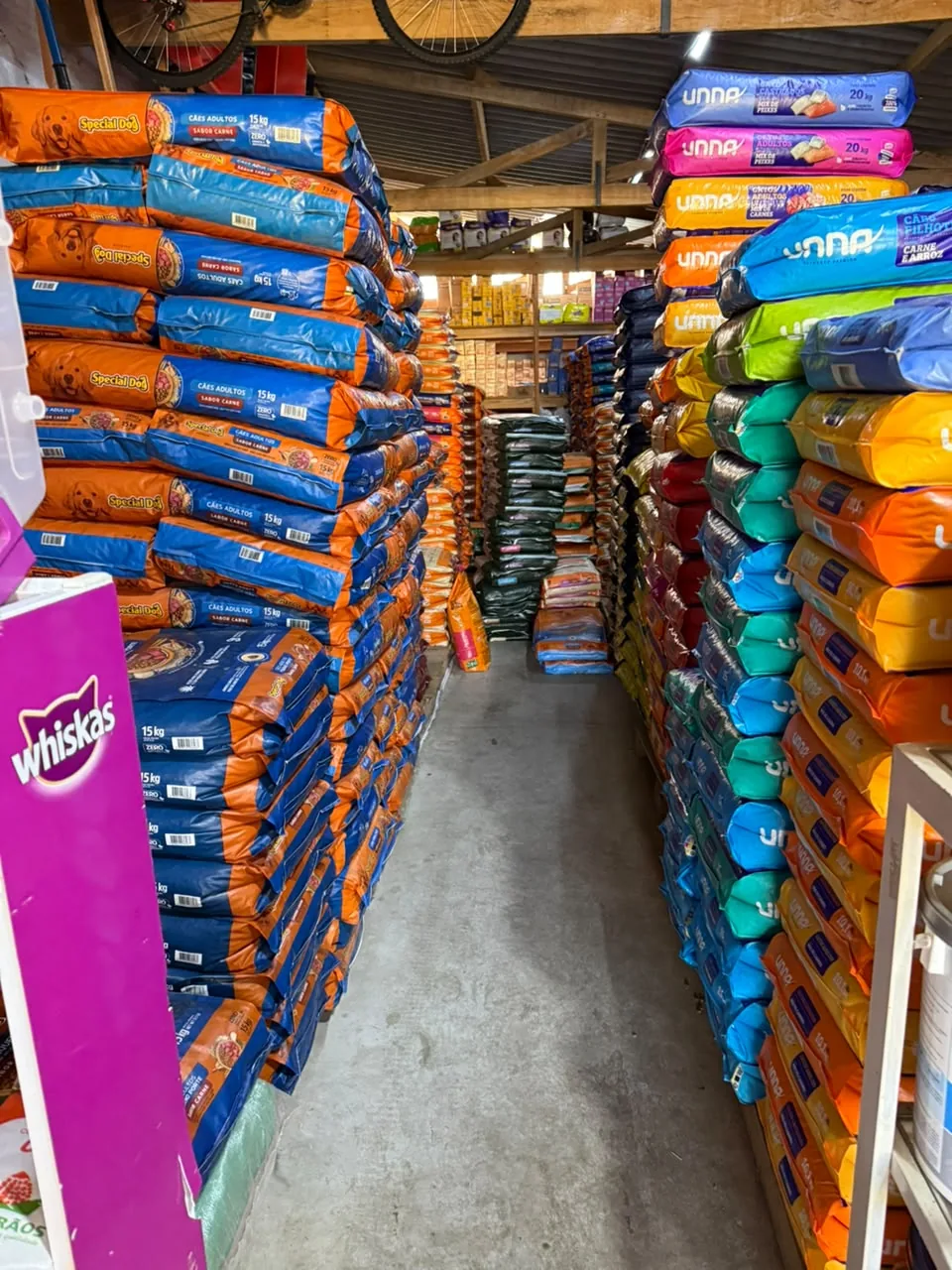 Pilhas de rações na Agromar