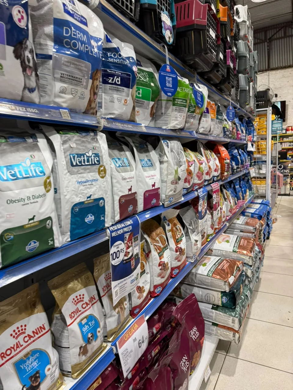 Prateleira de rações para pets na Agromar